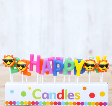 Sada farebných tortových sviečok s nápisom "Happy Birthday"